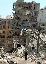 Imagen: Tres edificios en Dahiya, al sur de Beirut, totalmente en ruinas despus de un ataque militar israel. Autor: Guy Smallman / Oxfam